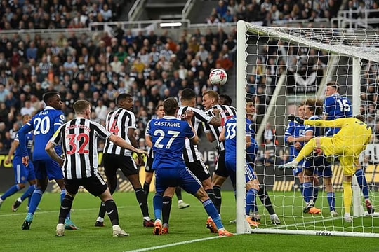 Newcastle đoạt vé dự Champions League mùa tới, chờ MU nối gót