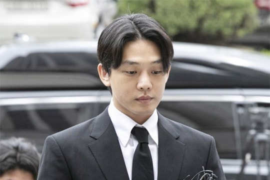 Yoo Ah In bị áp giải tới trại giam