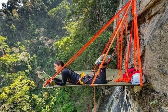 Nữ du khách Việt cắm trại trên vách núi cao 115 m