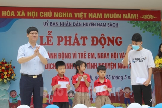 Nam Sách tặng 500 suất quà trong Tháng hành động vì trẻ em