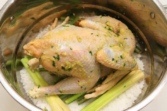 Cách luộc gà không cần nước, thịt mềm ngon
