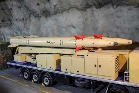 Iran trình làng tên lửa đạn đạo thế hệ mới có tầm bắn 2.000km