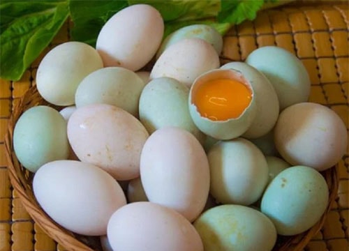Mua trứng vịt nên chọn quả vỏ trắng hay vỏ xanh?