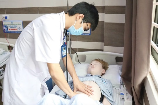 Thường xuyên ăn tương ớt, bé trai bị chảy máu dạ dày