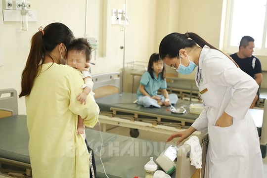 Hàng chục trẻ em bị viêm phổi phải thở ô xy