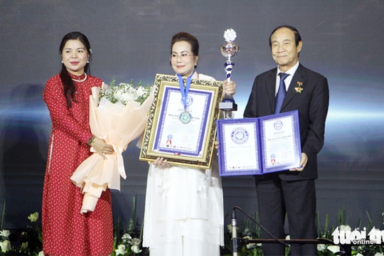 Yixing teapot collection sets world record
