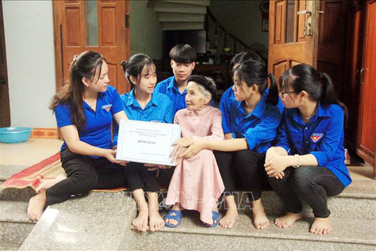 Trình Chủ tịch nước tặng quà cho người có công nhân Ngày Thương binh, liệt sĩ