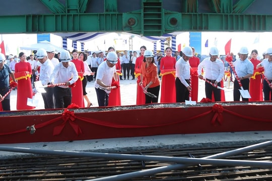 Hợp long cầu Vĩnh Tuy 2