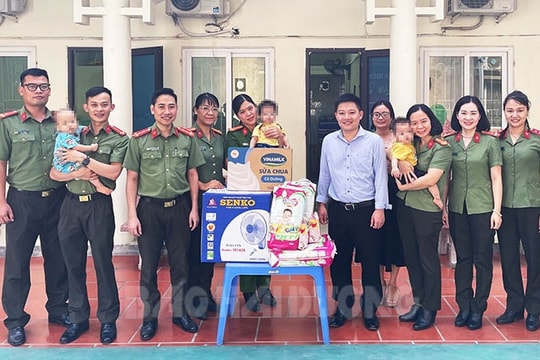 Công an Hải Dương tặng quà trẻ mồ côi