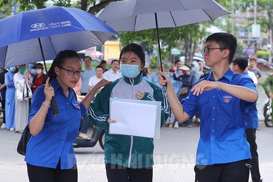Tình nguyện viên đội nắng hỗ trợ thí sinh thi vào lớp 10 THPT