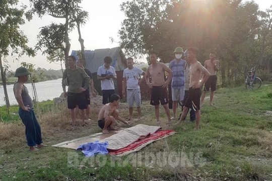 Mò trai trên sông Sặt, 1 người đàn ông bị chết đuối
