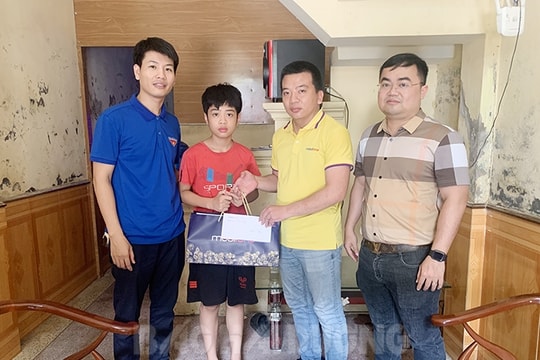 MobiFone Hải Dương tặng quà trẻ em mồ côi