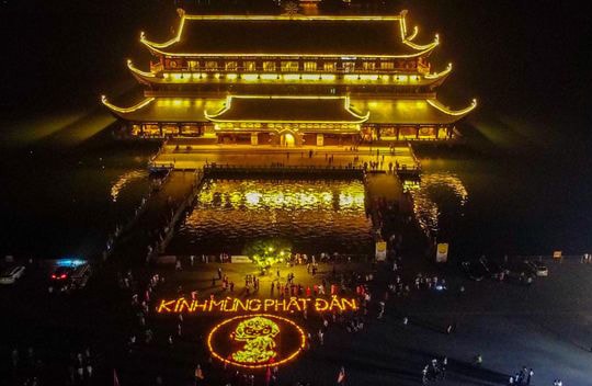 Hàng nghìn người tham gia đại lễ Phật Đản ở chùa Tam Chúc