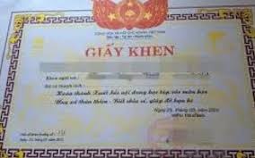 Con có giấy khen, sao không khoe?
