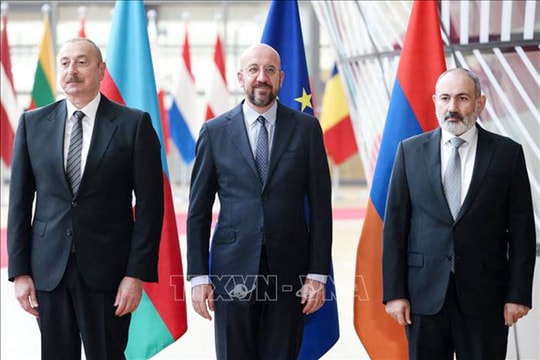 Lãnh đạo Armenia và Azerbaijan có cuộc gặp ngắn tại Thổ Nhĩ Kỳ