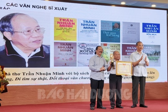 Nhà thơ Trần Nhuận Minh nhận Giải thưởng Đào Tấn về 3 công trình nghiên cứu văn hóa và lịch sử xứ Đông xưa