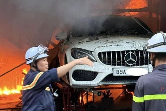 Biển lửa bao trùm gara ô tô ở Hà Nội, xe Mercedes bị thiêu rụi
