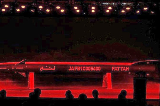 Iran công bố tên lửa đạn đạo siêu vượt âm đầu tiên của nước này