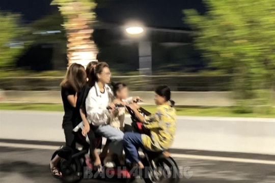 4 nữ sinh chở theo bé gái trên một chiếc xe điện lao dốc cầu chữ Y