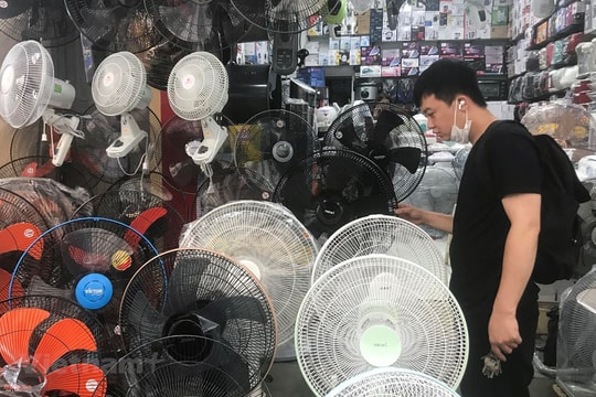 Quạt tích điện, quạt hơi nước khan hàng trên thị trường Hà Nội