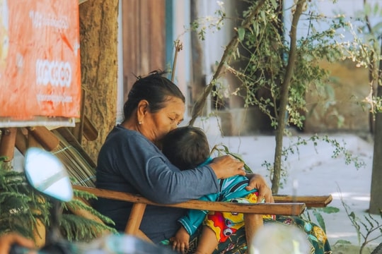 Vợ chồng ly hôn, bố mẹ chồng đòi con dâu 1 tỷ tiền chăm cháu, ở trọ