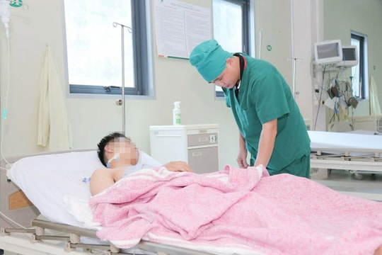 Mở cửa ô tô, người đàn ông bị xe máy đâm suýt chết
