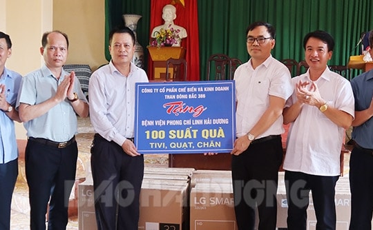 Công ty CP Chế biến và Kinh doanh than Đông Bắc 386 tặng quà cho bệnh nhân phong Chí Linh