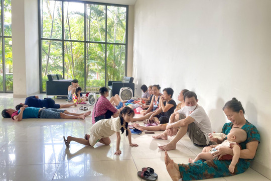 Dân chung cư Hà Nội điêu đứng vì mất điện bất ngờ