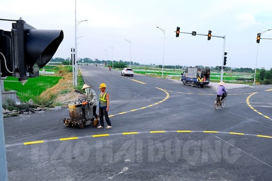 Đi vào đoạn đường cong có phải bật đèn xi nhan?