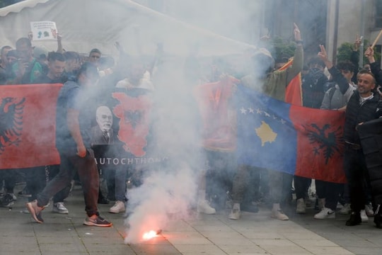 Mỹ và EU cảnh báo Kosovo lãnh hậu quả nếu không nhượng bộ