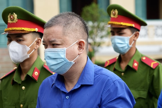 Một giám đốc đưa 5 người thân vào vòng lao lý
