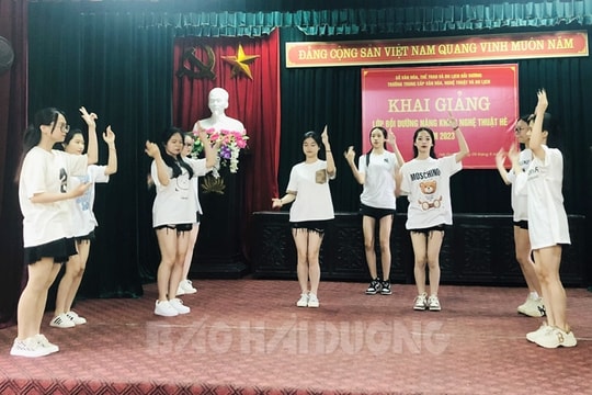 Gần 100 học sinh tham gia lớp bồi dưỡng năng khiếu nghệ thuật hè