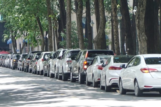Quy định đỗ xe cách vỉa hè bao nhiêu?