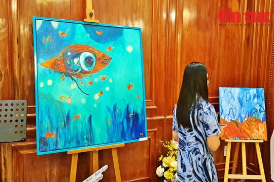 Triển lãm tranh của nghệ sĩ Lê Thư Hương: ‘'Dưới nước'’ vẫn nhìn thấy nước mắt