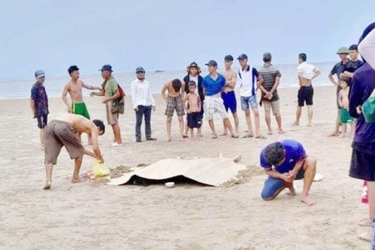 Đi tắm biển, ba em nhỏ đuối nước thương tâm ở Thanh Hóa