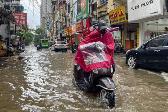 Mưa lớn suốt 1 giờ đồng hồ, nhiều tuyến phố Hà Nội thành sông