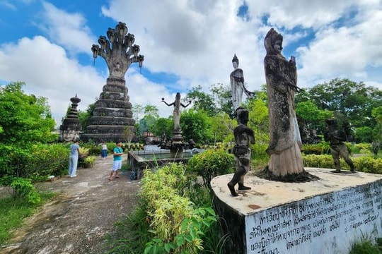 Khám phá công viên tượng Phật kỳ bí bên bờ sông Mekong