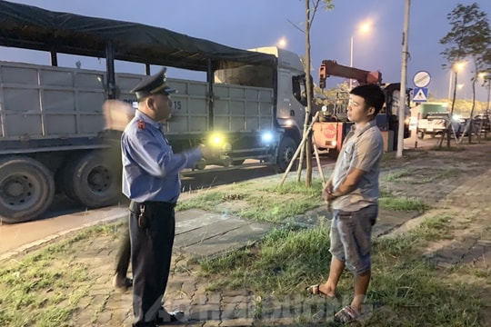 Lái xe chây ì gần 4 giờ không chấp hành kiểm tra tải trọng