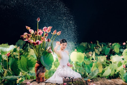 Lạ mắt chụp ảnh với sen đêm