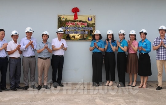 Gắn biển công trình nước sạch chào mừng Đại hội Công đoàn Hải Dương