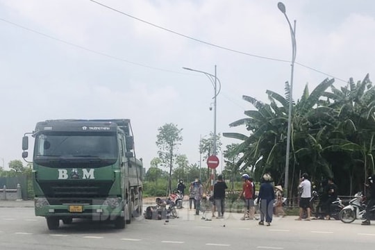 Xe gắn máy va chạm với xe tải, 1 nam sinh tử vong