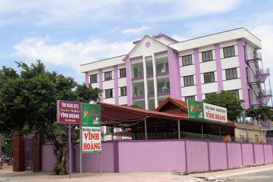 Diễn biến mới vụ khách sạn bị tố doạ chặt chân đoàn khách đặt phòng ở Cửa Lò