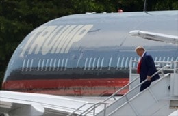Cựu Tổng thống Donald Trump tới Flordia đối mặt với các tội danh hình sự