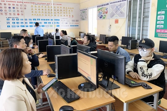 Mòn mỏi chờ học và thi bằng lái xe ô tô