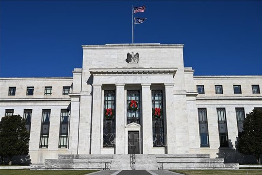 Fed tạm dừng tăng lãi suất, dự báo giảm lãi suất trong năm 2024