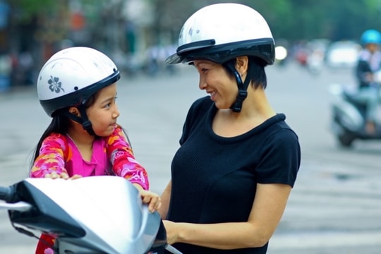 Đội mũ bảo hiểm không cài quai bị phạt bao nhiêu tiền?