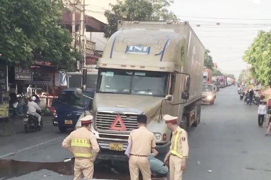 Xe máy va chạm ô tô đầu kéo, quốc lộ 38B ùn ứ