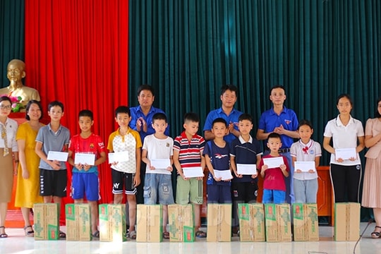 Báo Hải Dương phối hợp trao quà cho trẻ em khó khăn ở thị trấn Gia Lộc