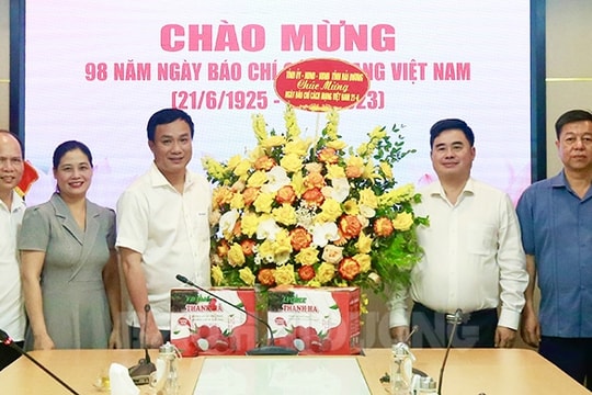 Đồng chí Chủ tịch UBND tỉnh chúc mừng Tạp chí Cộng sản và Báo Thanh niên nhân Ngày Báo chí cách mạng Việt Nam