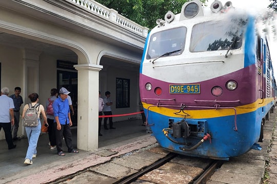 Giảm 10% giá vé tàu cho học sinh đi thi, nhập học năm 2023